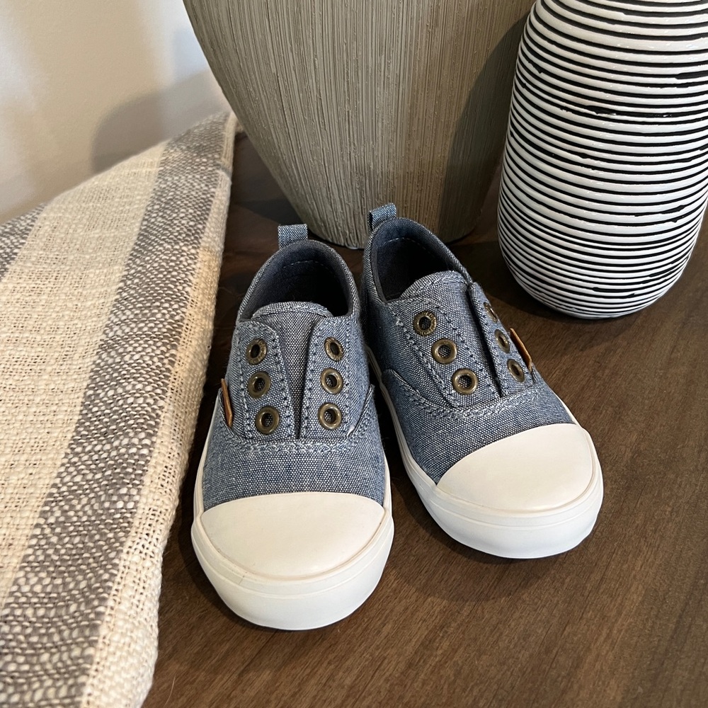Old navy slip on chambray blue sneakers for toddlers